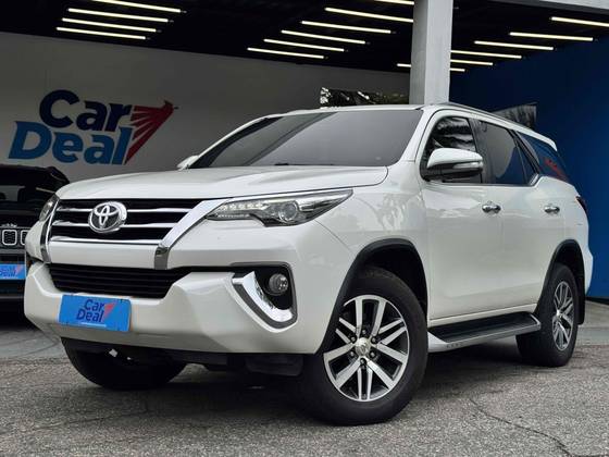 TOYOTA HILUX SW4 2.8 SRX 4X4 7 LUGARES 16V TURBO INTERCOOLER DIESEL 4P AUTOMÁTICO